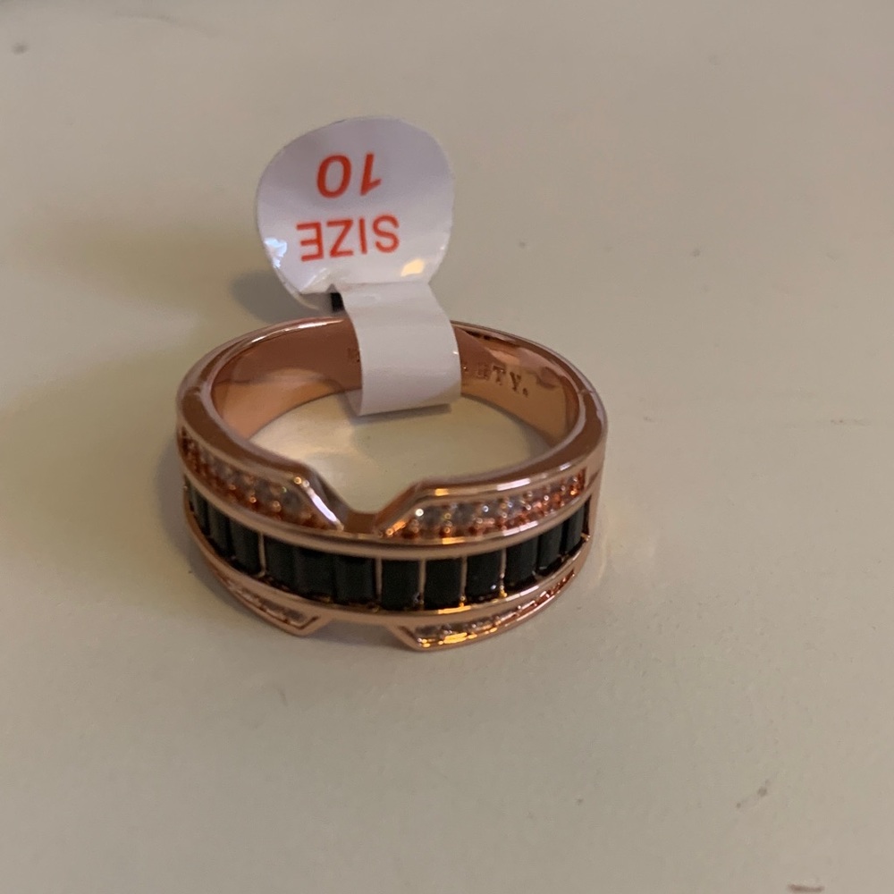 Elegant Black and Rose Gold Women's Ring